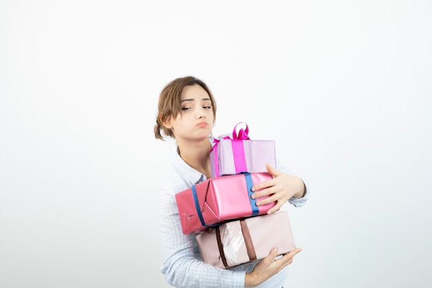 Retrato de una joven linda sosteniendo una caja de regalo con cinta. foto de alta calidad