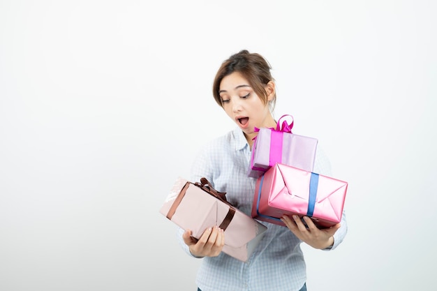 Retrato de una joven linda sosteniendo una caja de regalo con cinta. foto de alta calidad