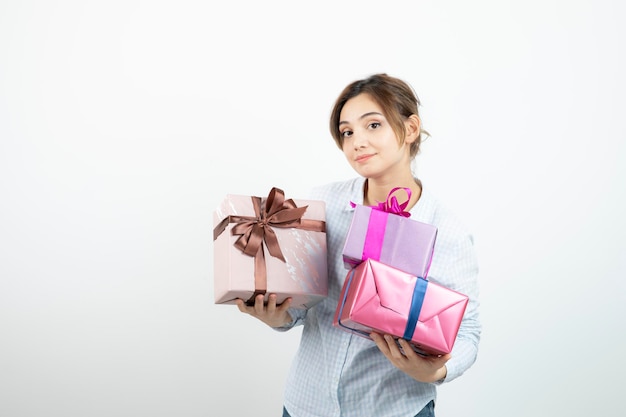 Retrato de una joven linda sosteniendo una caja de regalo con cinta. foto de alta calidad