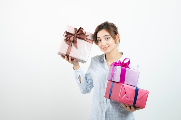 Retrato de una joven linda sosteniendo una caja de regalo con cinta. foto de alta calidad