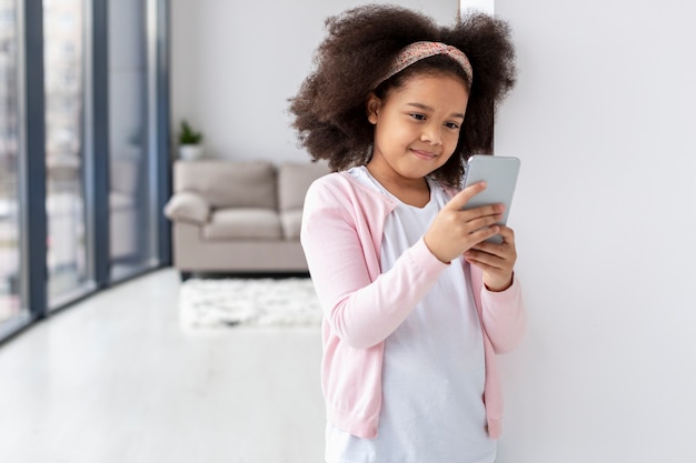 Foto gratuita retrato de joven linda con teléfono móvil