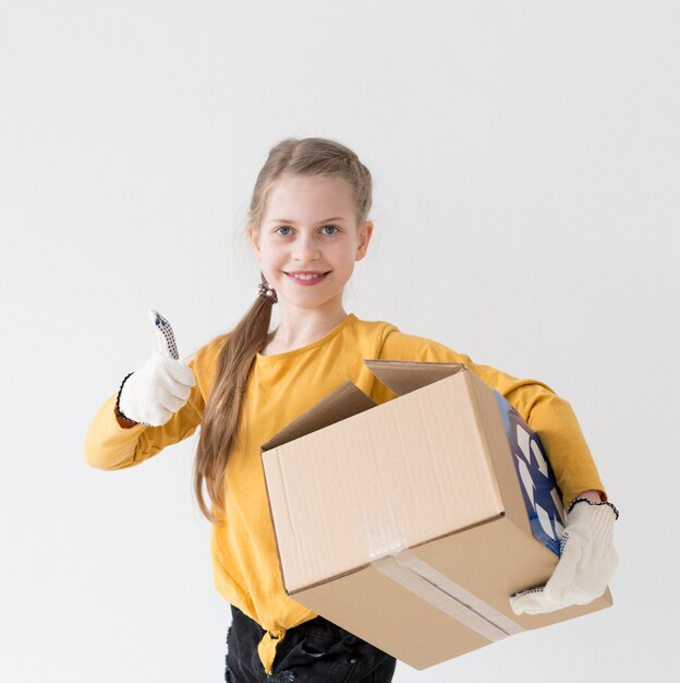 Retrato de joven lindo con caja de reciclaje