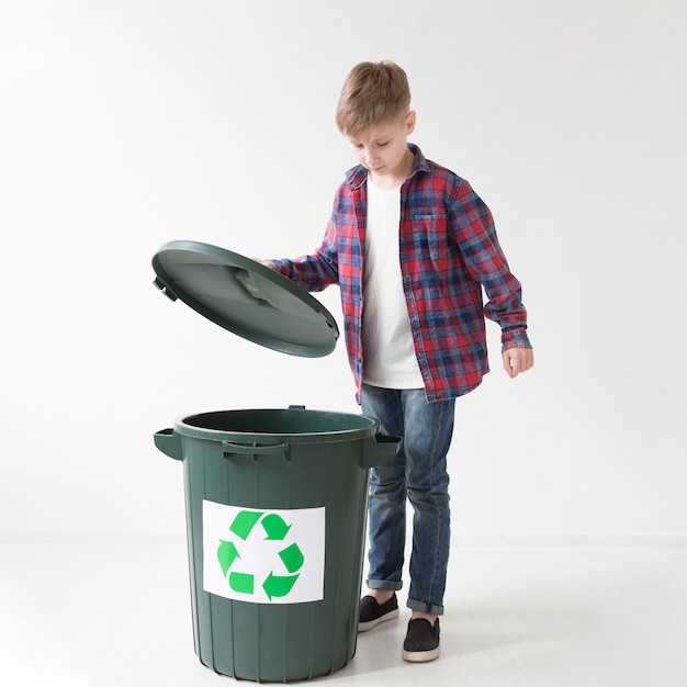 Retrato de joven lindo feliz de reciclar