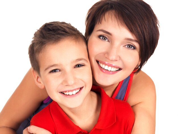 Retrato de una joven madre feliz con su hijo de 8 años