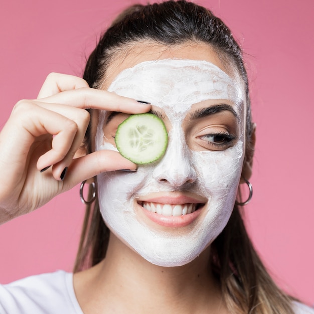 Foto gratuita retrato joven con mascarilla