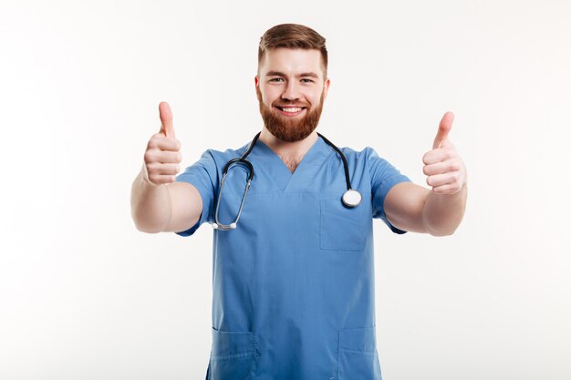 Retrato de un joven médico amigable con estetoscopio mostrando