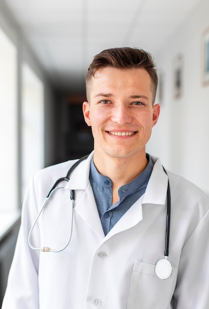 Retrato de joven médico en el hospital