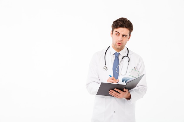 Retrato de un joven médico masculino concentrado