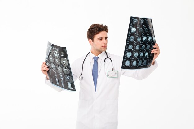 Retrato de un joven médico masculino concentrado