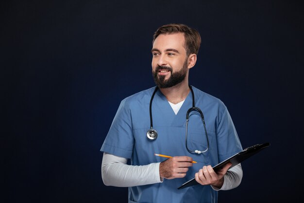 Retrato de un joven médico masculino
