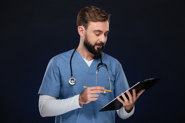 Foto gratuita retrato de un joven médico masculino