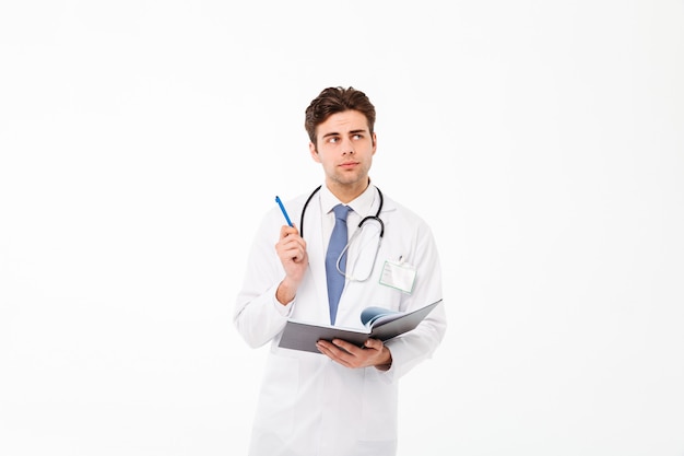 Retrato de un joven médico pensativo