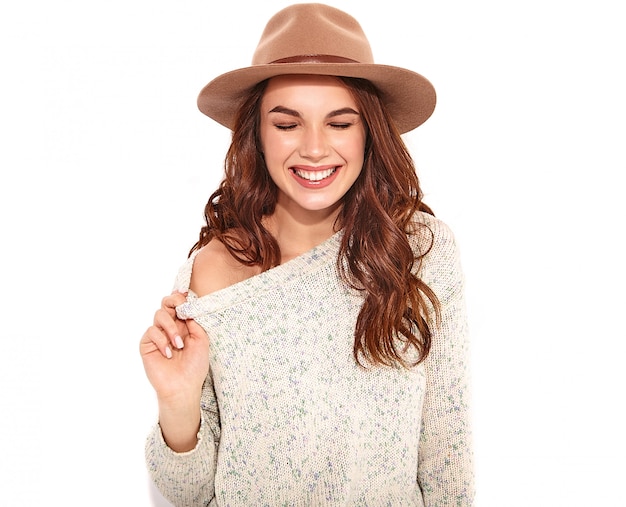 Retrato de joven modelo elegante chica en ropa casual de verano en sombrero marrón con maquillaje natural aislado.