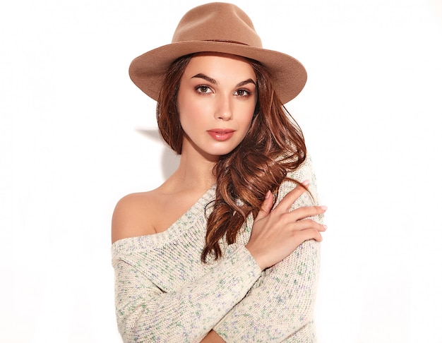 Retrato de joven modelo elegante chica en ropa casual de verano en sombrero marrón con maquillaje natural aislado.