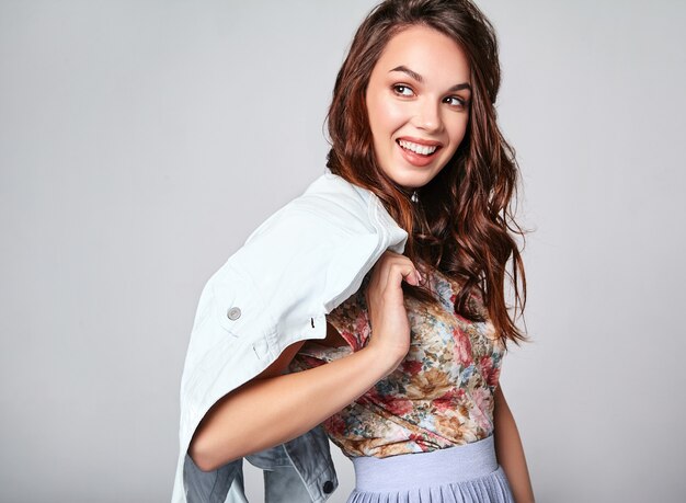 Retrato de joven modelo elegante riendo en ropa casual de verano colorida con maquillaje natural