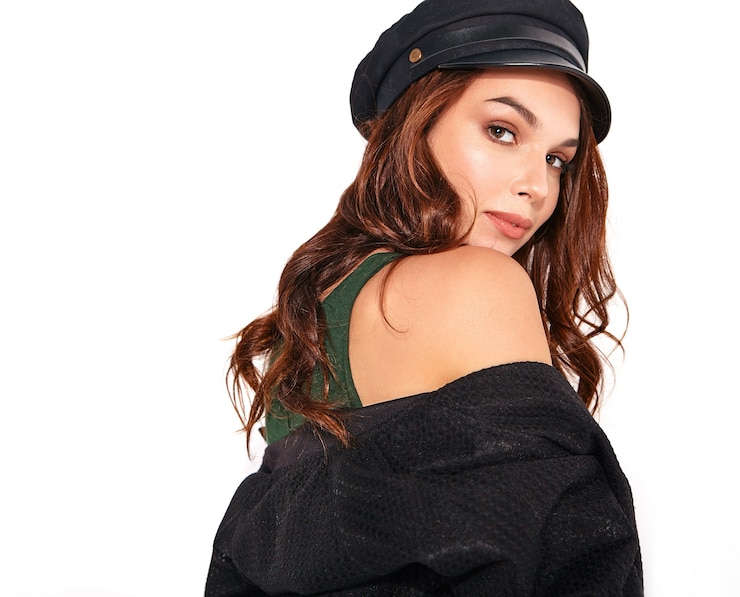Foto gratuito retrato de joven modelo elegante riendo en ropa casual de verano negro en gorra con maquillaje natural en blanco