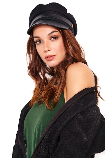 Foto gratuita retrato de joven modelo elegante riendo en ropa casual de verano negro en gorra con maquillaje natural en blanco