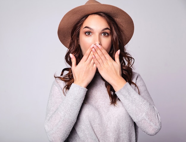 Foto gratuita retrato de joven modelo elegante en ropa casual gris de verano en sombrero marrón con maquillaje natural