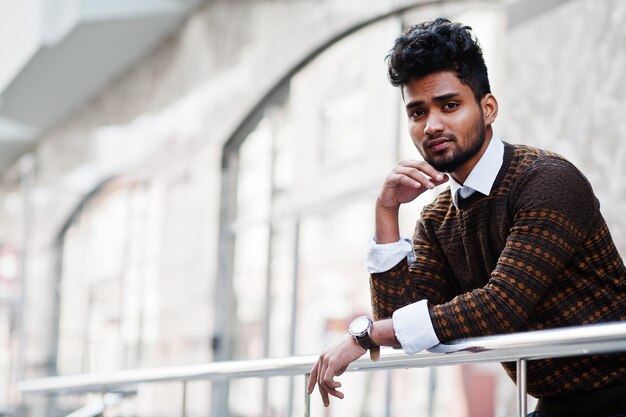 Retrato de joven modelo indio con estilo pose en la calle