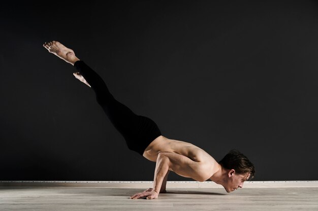 Retrato de joven modelo masculino de entrenamiento