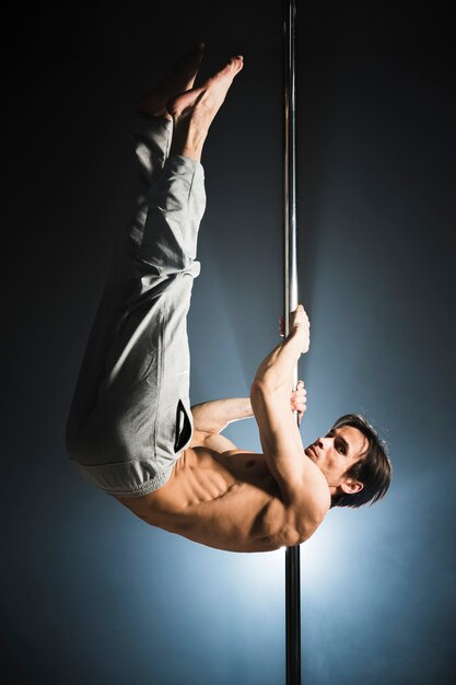 Retrato de joven modelo masculino pole dance