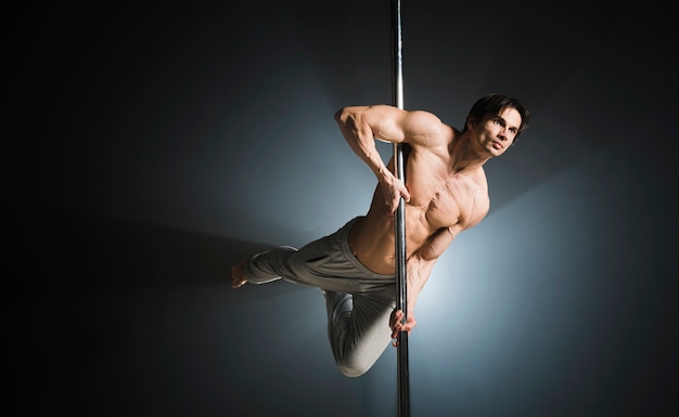 Retrato de joven modelo masculino pole dance