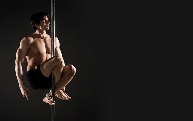 Retrato de joven modelo masculino pole dance