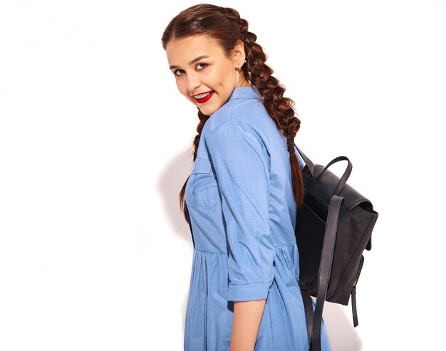 Foto gratuita retrato de joven modelo de mujer sonriente feliz con maquillaje brillante y labios rojos con dos coletas en manos en verano colorido vestido azul y mochila aislado