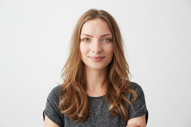 Retrato de joven muchacha muy positiva sonriendo.