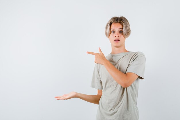 Retrato de joven muchacho adolescente apuntando a la izquierda