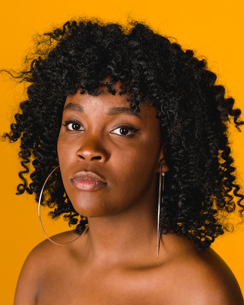 Retrato de joven mujer afroamericana sobre fondo de color