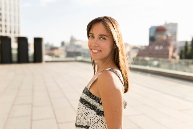 Retrato de joven mujer alegre fuera