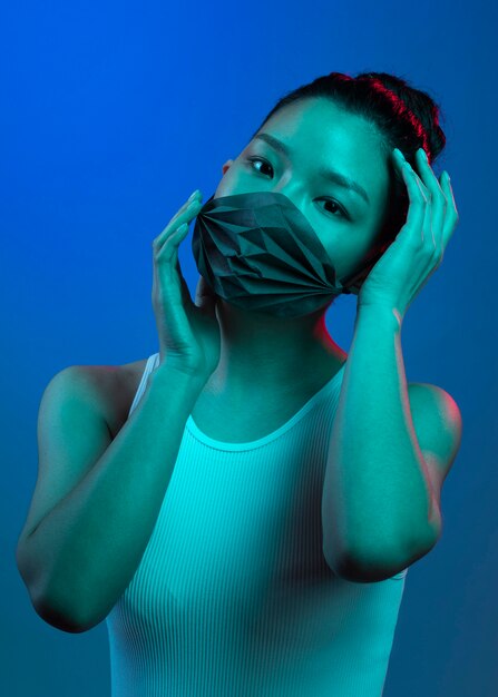 Retrato, joven, mujer asiática, llevando, máscara