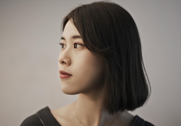retrato, de, joven, mujer asiática, en perfil