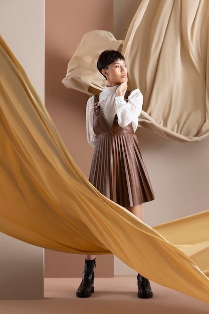 Retrato de joven mujer asiática en ropa de otoño