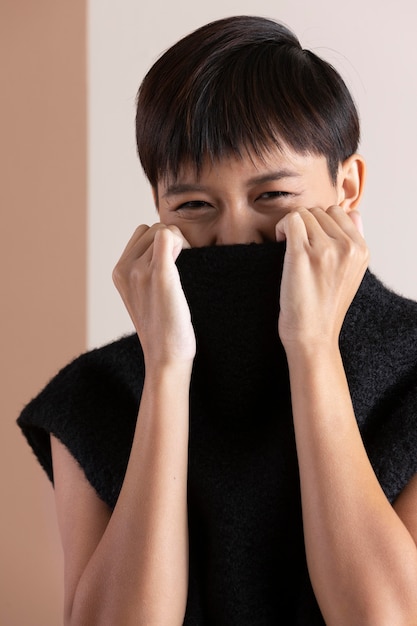 Retrato de joven mujer asiática en ropa de otoño