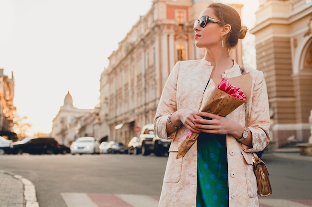 Retrato de joven mujer atractiva elegante caminando en la ciudad