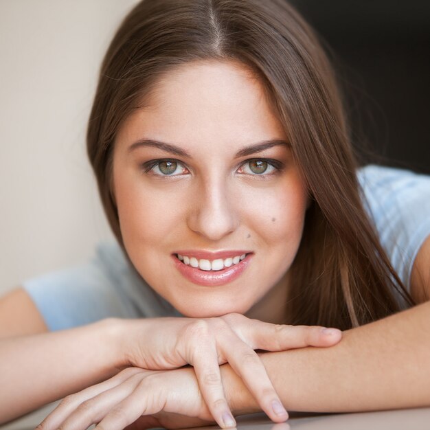 El retrato de una joven mujer bella