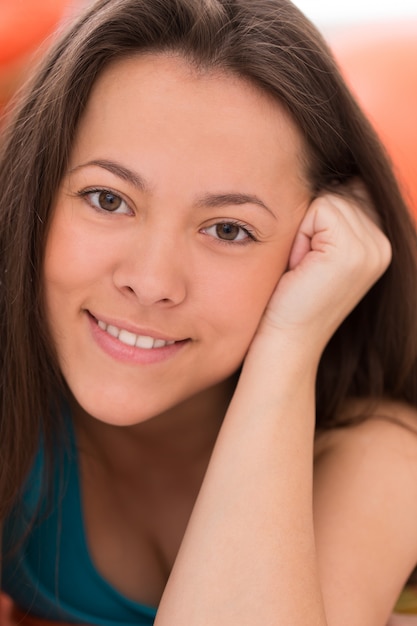 Foto gratuita el retrato de una joven mujer bella