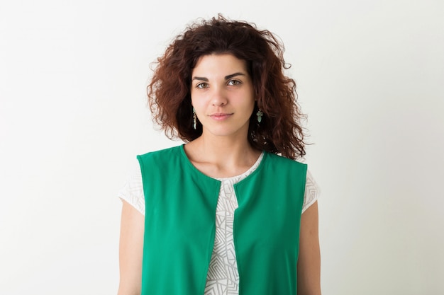 Retrato de joven mujer bonita natural con peinado rizado en camisa verde posando aislado