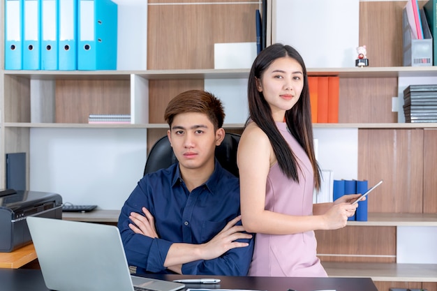 Retrato joven y mujer bonita en la oficina de inicio