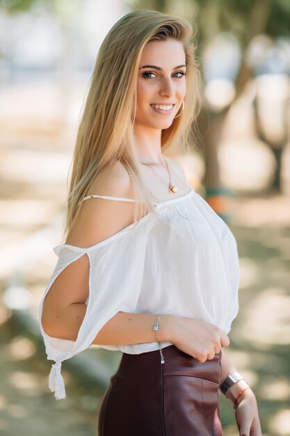 Retrato de joven mujer bonita en el parque de verano