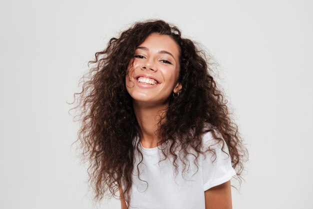 Retrato de una joven mujer bonita con el pelo largo y rizado