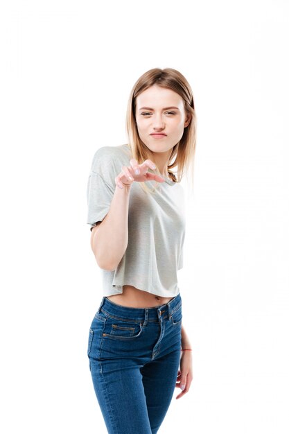 Retrato de una joven mujer casual joven haciendo gesto de garra de gato