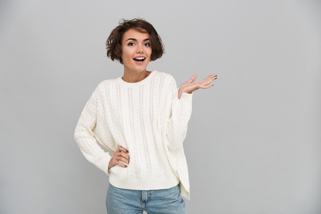 Retrato de una joven mujer casual en suéter