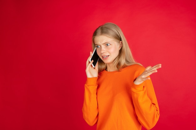 Foto gratuita retrato de joven mujer caucásica aislada con copyspace