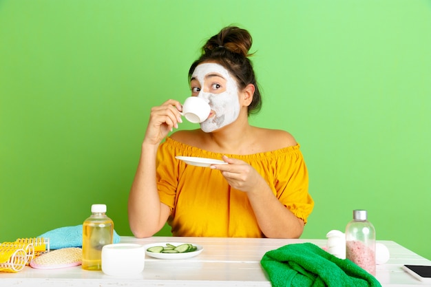 Detox a tu rutina de belleza: ¡Aprende hacerlo! Foto Freepik