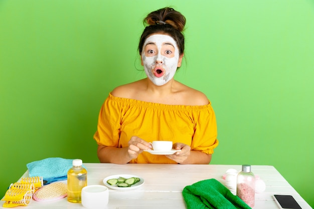 Retrato de joven mujer caucásica en día de belleza, rutina de cuidado de piel y cabello.