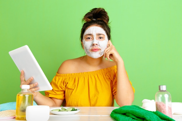 Foto gratuita retrato de joven mujer caucásica en día de la belleza, rutina de cuidado de la piel y el cabello