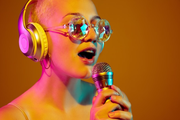 Retrato de joven mujer caucásica en gafas de moda